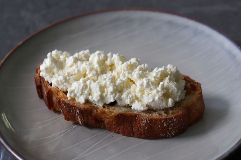 Một cách dùng Ricotta thường thấy - ăn kèm bánh mì cắt lát