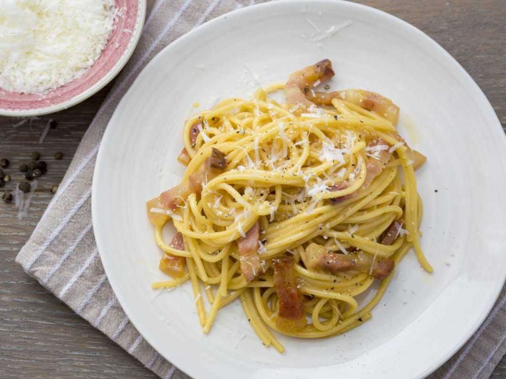 Mot-dia-mi-Carbonara-an-kem-voi-guanciale