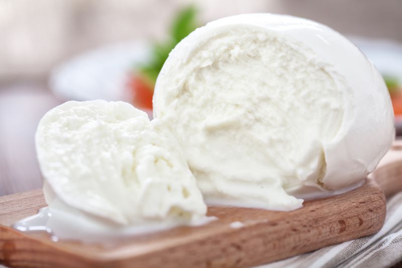 Một biến thể mozzarella đậm đà hơn, được làm từ sữa trâu nước