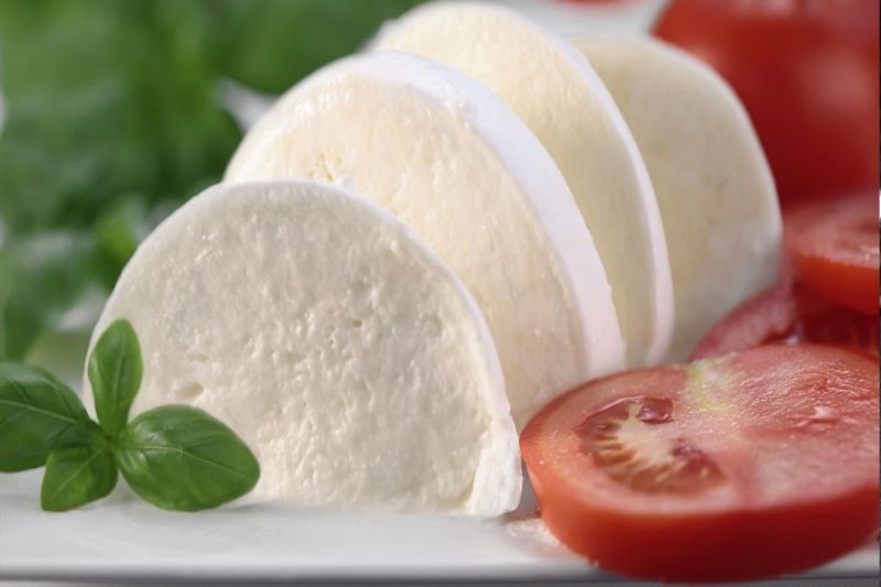 Phô mai tươi Ý mozzarella nổi tiếng với màu trắng sữa tự nhiên