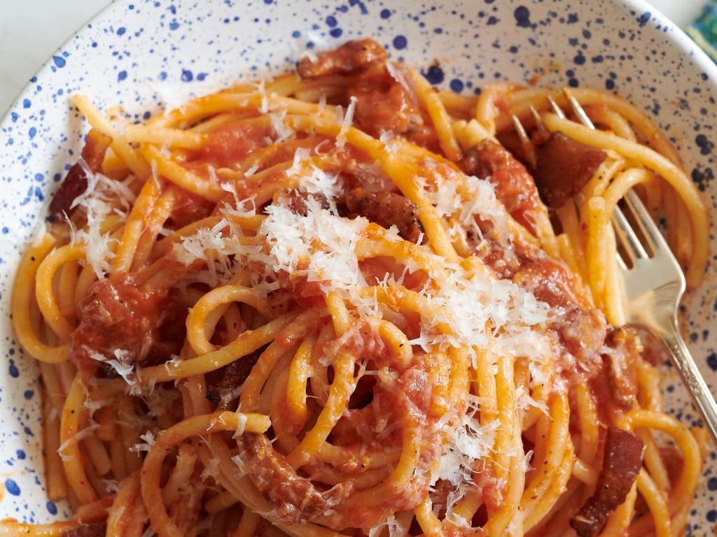 Sốt all’Amatriciana thường được dùng kèm mì Bucatini