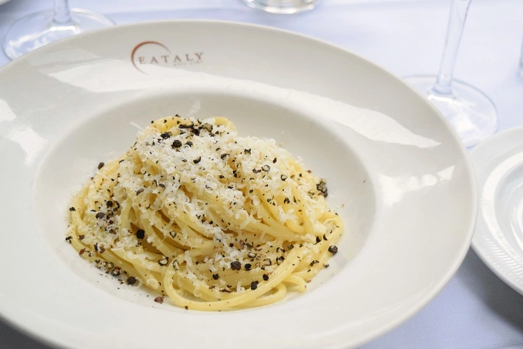 spaghetti-cacio-e-peep-cac-mon-an-tu-mi-y