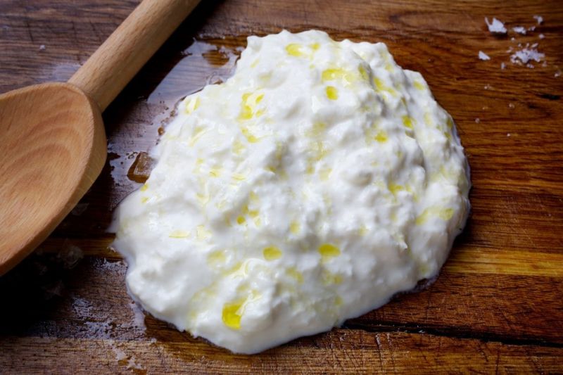 Stracciatella - phần nhân béo ngậy thơm ngon của phô mai burrata