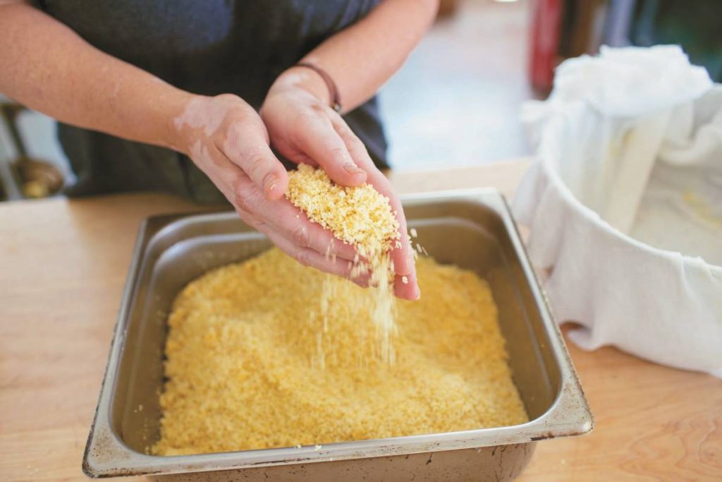 Hạt couscous có màu vàng nhạt và có mùi thơm nhẹ Hạt couscous có màu vàng nhạt và có mùi thơm nhẹ