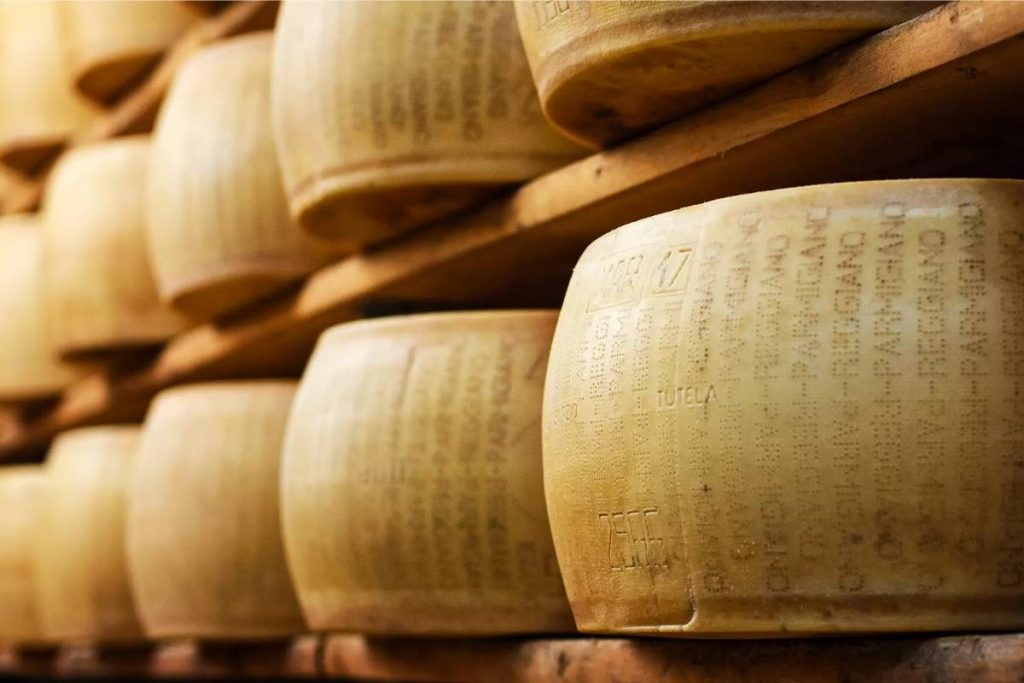 Phô mai Parmesan hay phô mai Parmigiano-Reggiano là tên gọi của loại phô mai cứng nổi tiếng của Ý